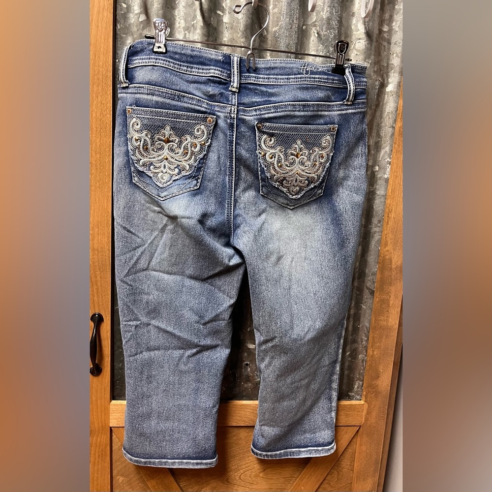Hydraulic Women’s Capri Jeans - size 10 - pretty Bling back pockets.